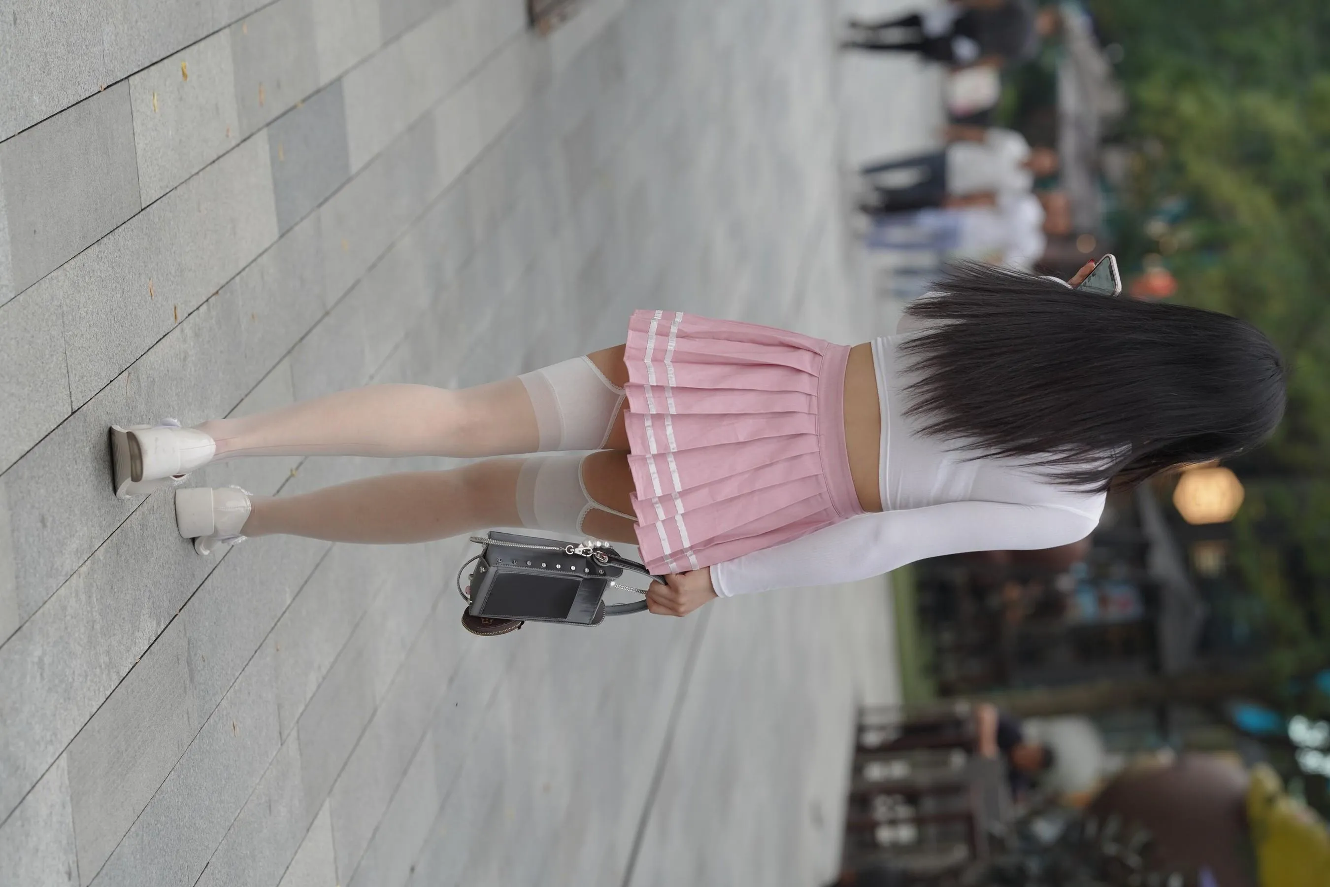 魔镜街拍 NO.161 街拍白丝吊带袜美女 [109P]插图8